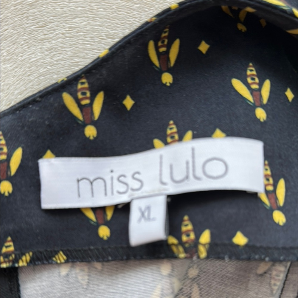 Elegant Black and Yellow Patterned Dress - Picture 3 of 7